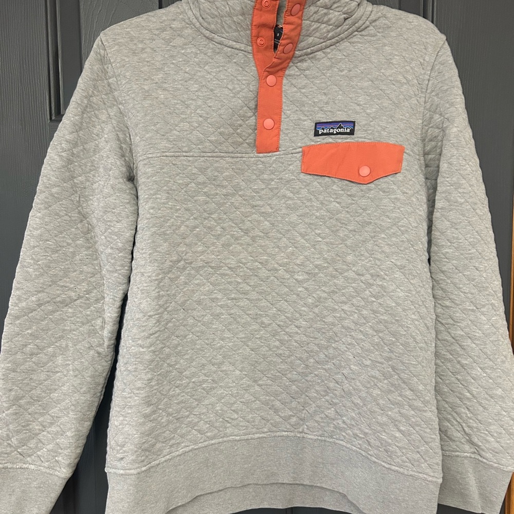 Patagonia Women’s Quilted Snap Pullover - Light Gray with Coral Accent. Small.